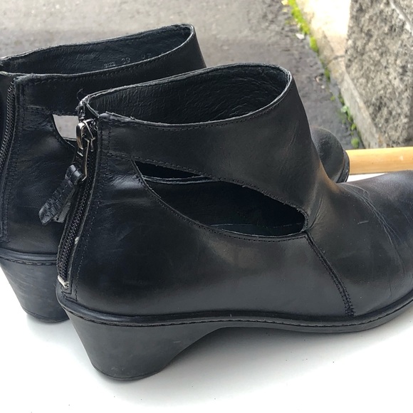 Dansko Bonita Black Leather Booties Boots Shoes Cut Out Zip Back EUR 39 US 8.5 - Picture 5 of 12